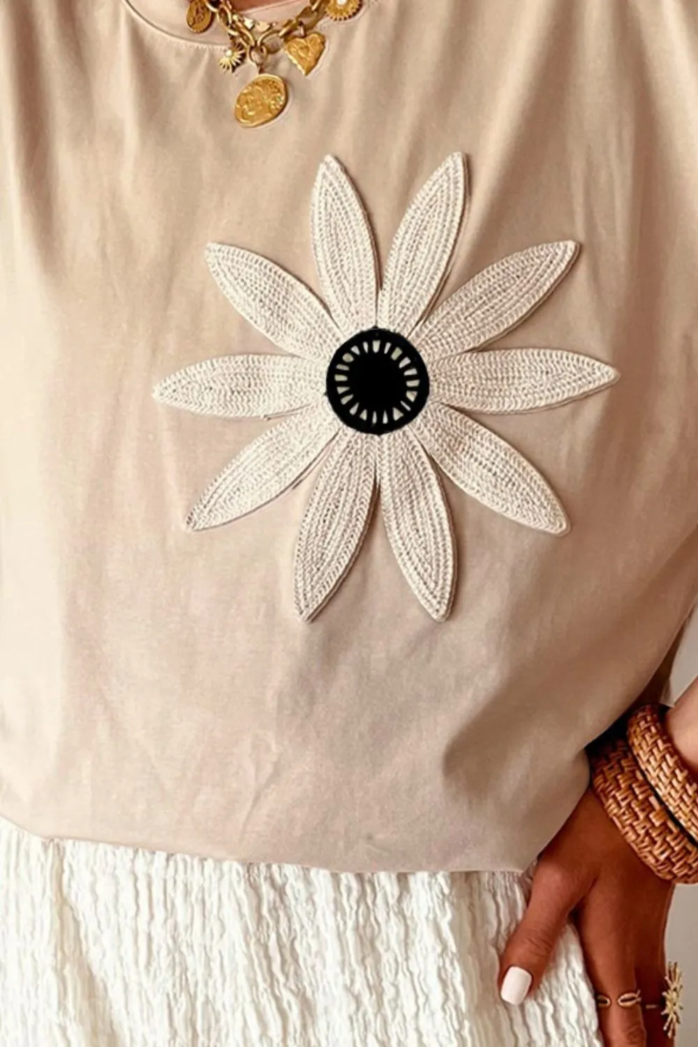 Casual Daisy Patch Round Neck T-Shirt - Image 3