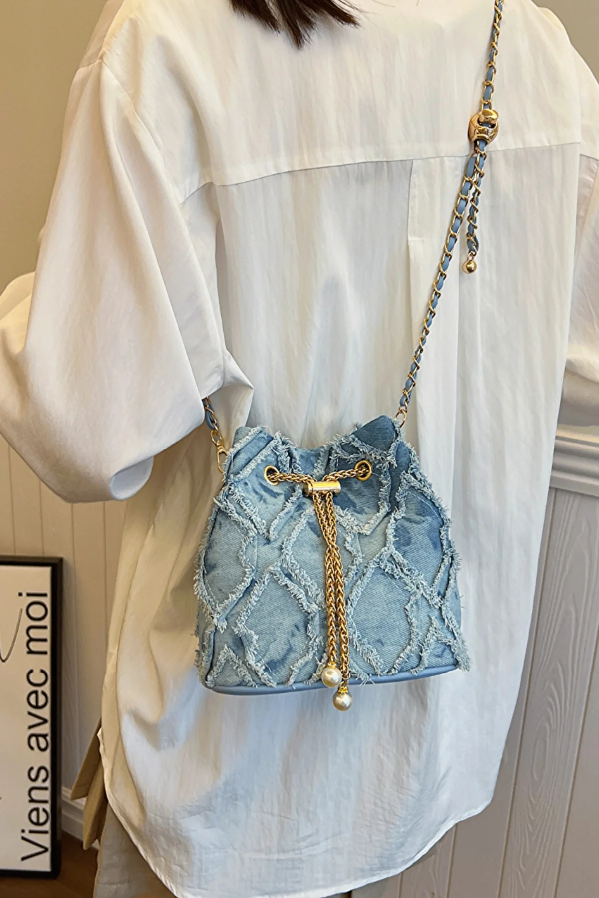 Chain Drawstring Raw Edge Denim Bucket Bag - Image 5