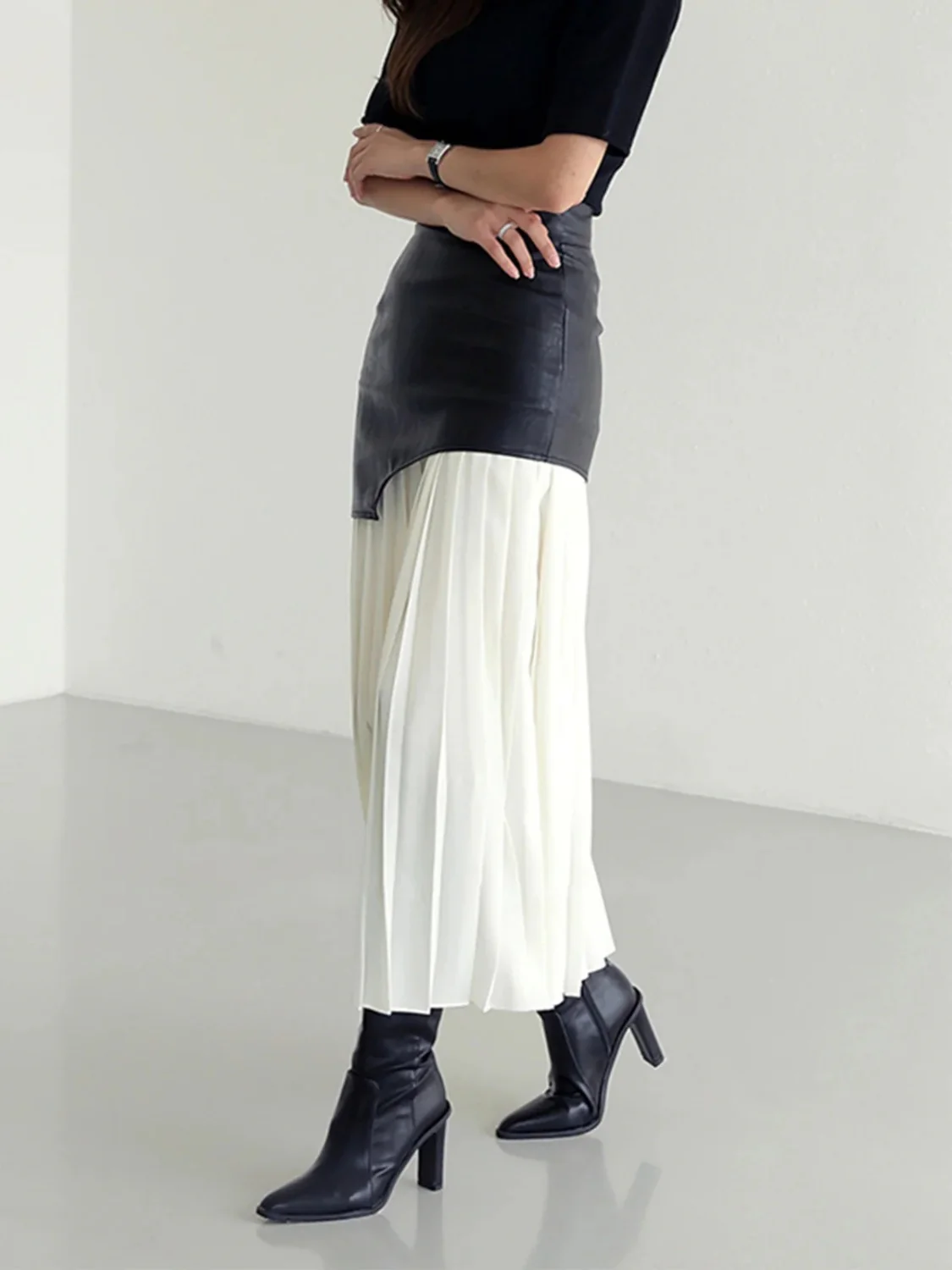 Pleated Contrast High Rise Skirt - Image 2