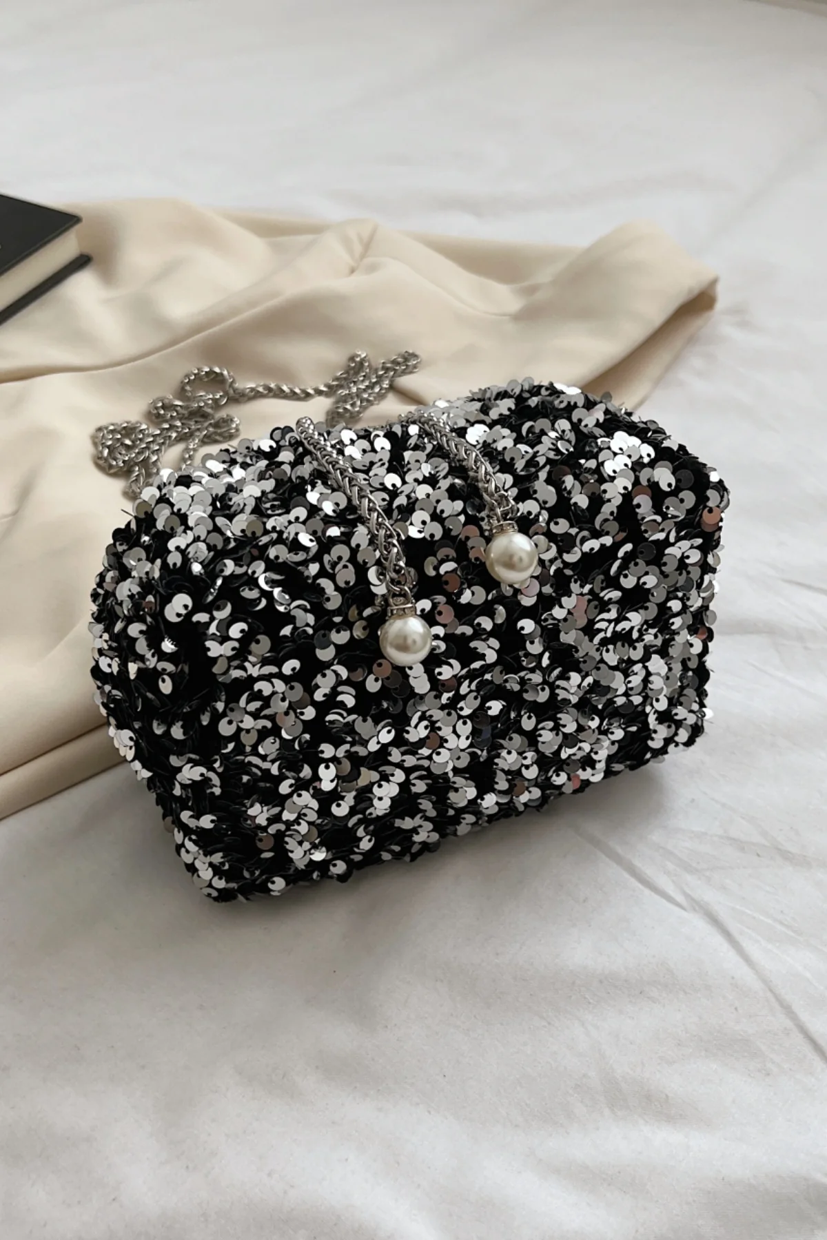 Sequin Chain Drawstring Bucket Bag - Image 24