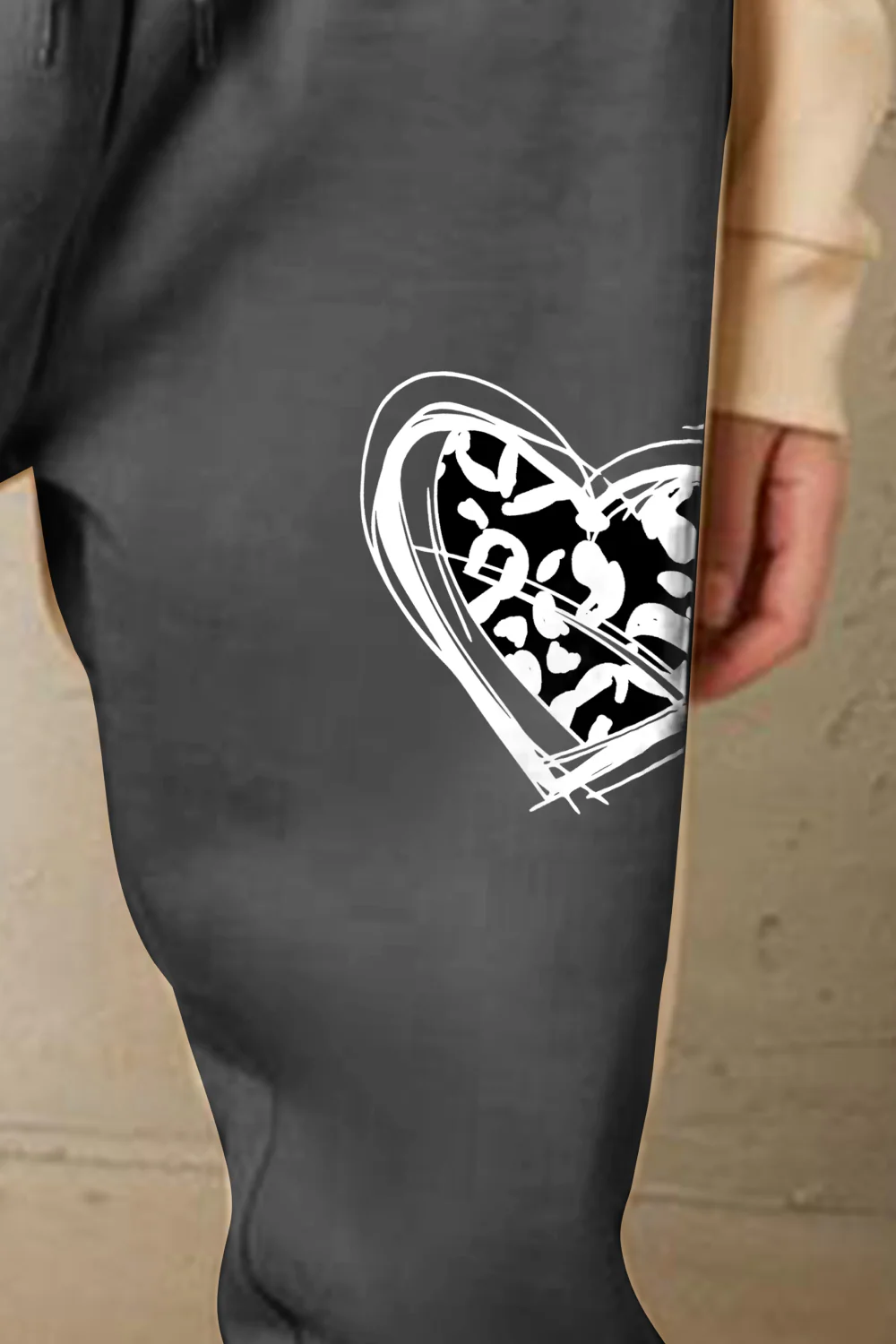 Simply Love Simply Love Full Size Drawstring Heart Graphic Long Sweatpants - Image 9